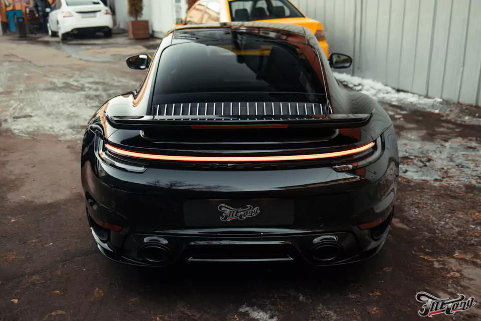 Оклеили кузов и глянец в салоне Porsche 911 полиуретаном, очистили кожу и покрыли керамикой